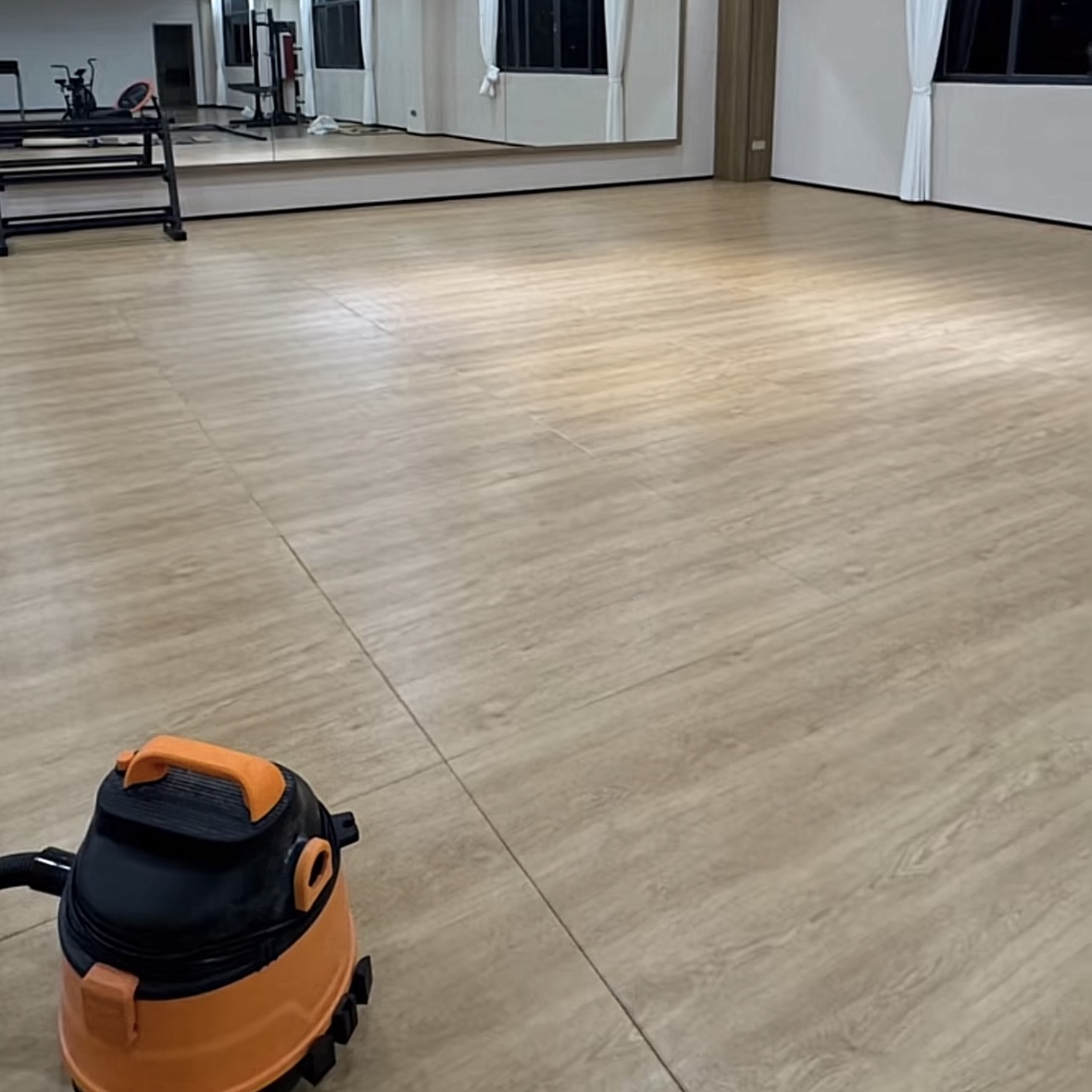 piso de caucho maderado acabado de madera lima peru